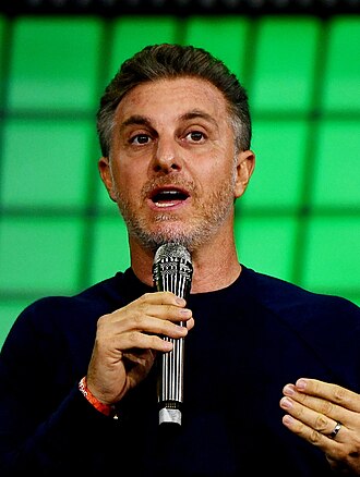 Foto: Web Summit Rio from Rio de Janeiro, Brazil (CC BY 2.0) Retrato de Luciano Huck